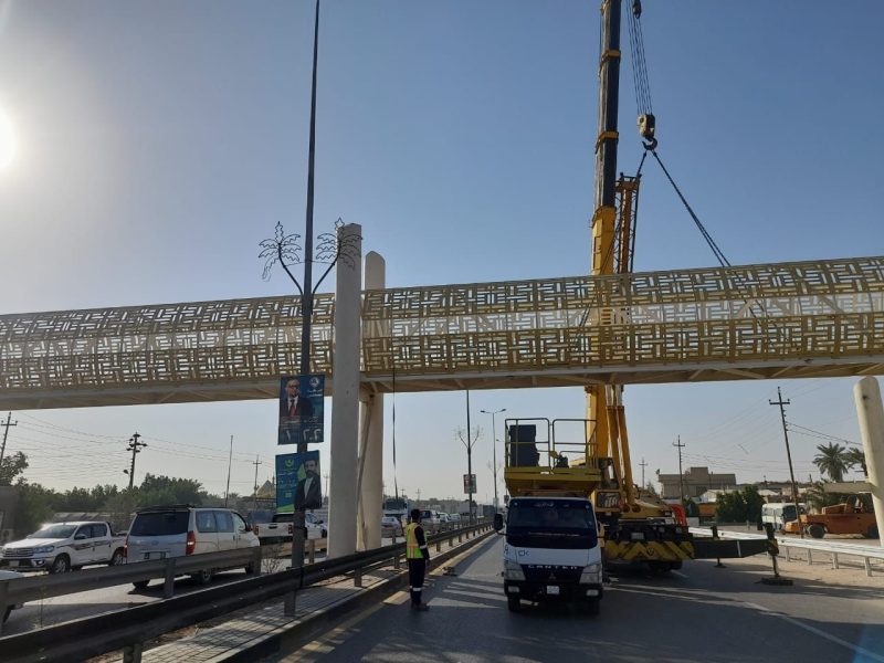 Mashrabiya-clad deck span lifted into position, with the Al Shamsh delivery truck in support.