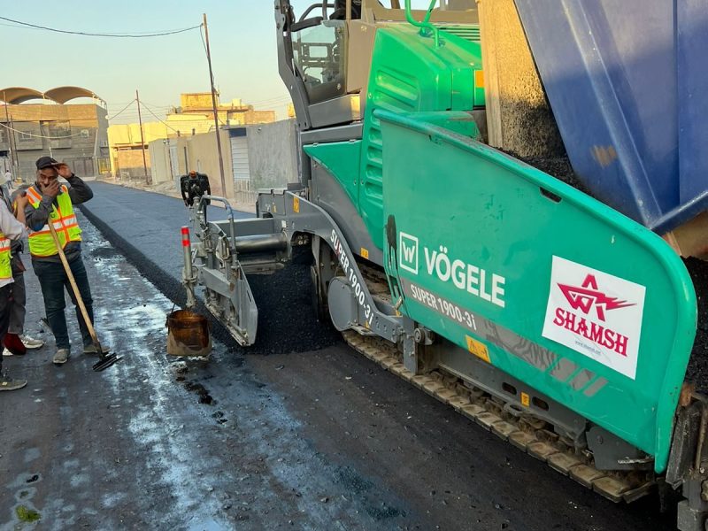 Vögele Super 1900-3i paver laying the hot-mix asphalt course.
